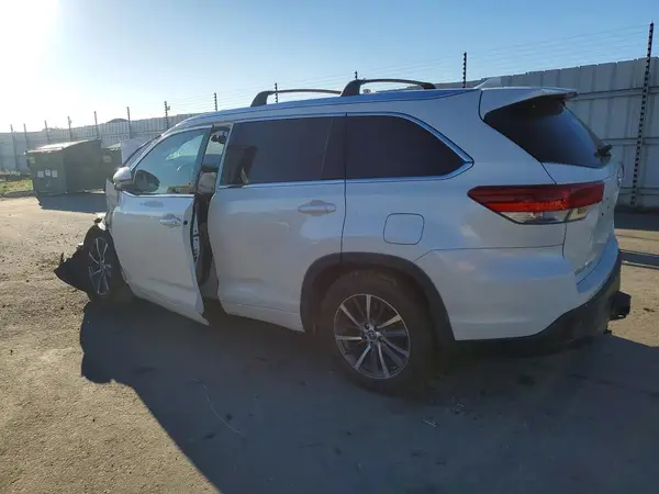 5TDJZRFH6JS536607 2018 TOYOTA HIGHLANDER - Image 2