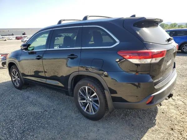 5TDJZRFH6JS538843 2018 TOYOTA HIGHLANDER - Image 2