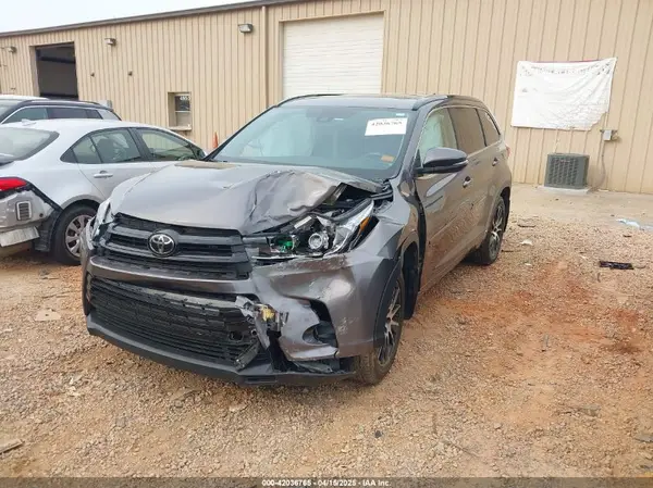 5TDJZRFH6JS539958 2018 TOYOTA HIGHLANDER - Image 2