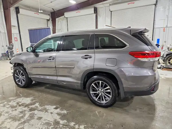 5TDJZRFH6JS543783 2018 TOYOTA HIGHLANDER - Image 2
