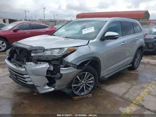 5TDJZRFH6JS549485 2018 TOYOTA HIGHLANDER - Image 2