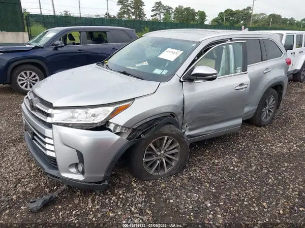5TDJZRFH6JS550104 2018 TOYOTA HIGHLANDER - Image 2