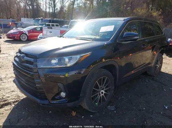5TDJZRFH6JS553813 2018 TOYOTA HIGHLANDER - Image 2