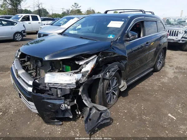 5TDJZRFH6JS554895 2018 TOYOTA HIGHLANDER - Image 2