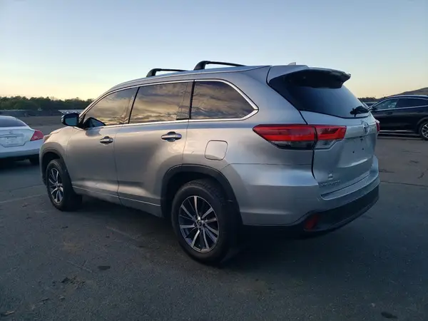 5TDJZRFH6JS556856 2018 TOYOTA HIGHLANDER - Image 2