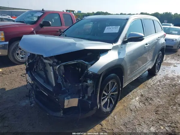 5TDJZRFH6JS557974 2018 TOYOTA HIGHLANDER - Image 2