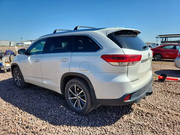 5TDJZRFH6JS558381 2018 TOYOTA HIGHLANDER - Image 2