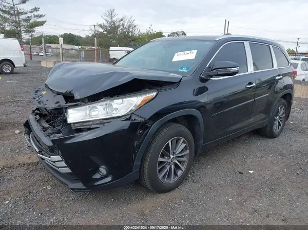 5TDJZRFH6JS559269 2018 TOYOTA HIGHLANDER - Image 2