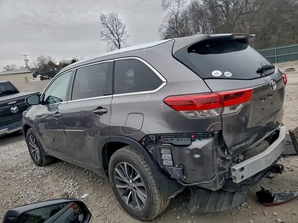 5TDJZRFH6JS559918 2018 TOYOTA HIGHLANDER - Image 2