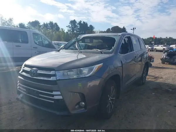 5TDJZRFH6JS560194 2018 TOYOTA HIGHLANDER - Image 2