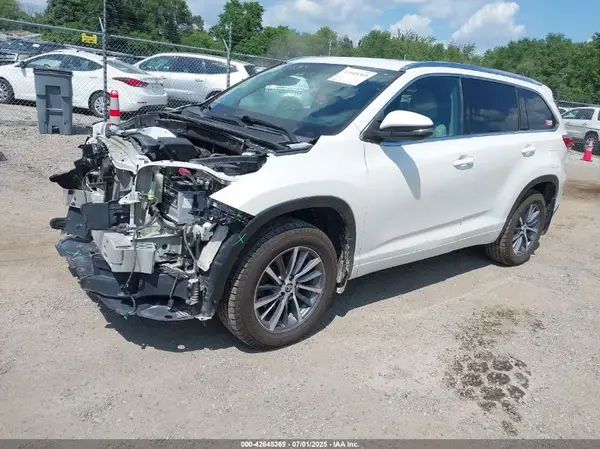 5TDJZRFH6JS561636 2018 TOYOTA HIGHLANDER - Image 2