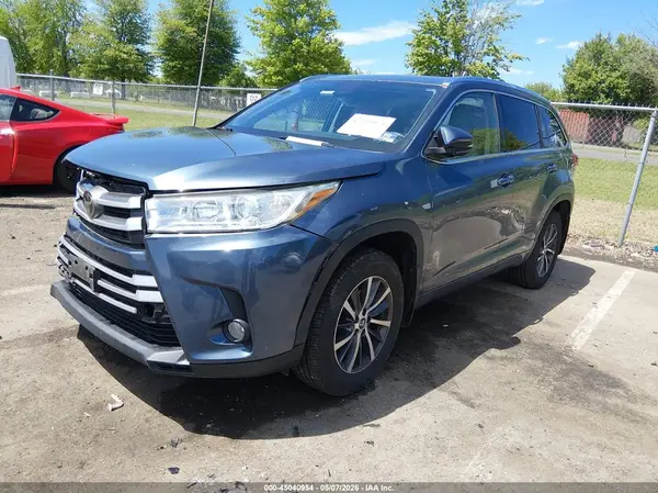 5TDJZRFH6JS804636 2018 TOYOTA HIGHLANDER - Image 2