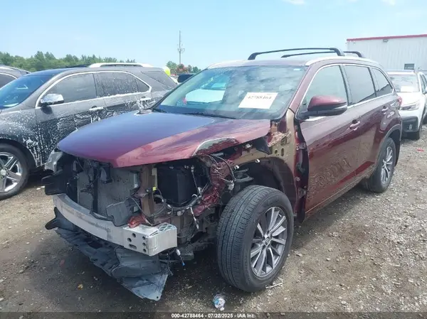 5TDJZRFH6JS819542 2018 TOYOTA HIGHLANDER - Image 2