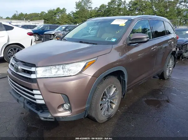 5TDJZRFH6JS822960 2018 TOYOTA HIGHLANDER - Image 2