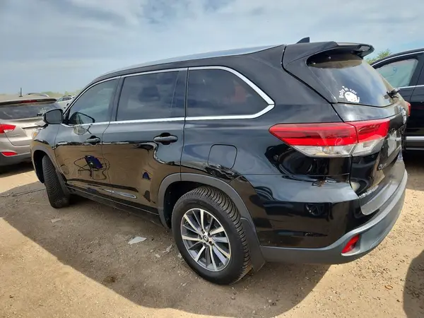 5TDJZRFH6JS823574 2018 TOYOTA HIGHLANDER - Image 2
