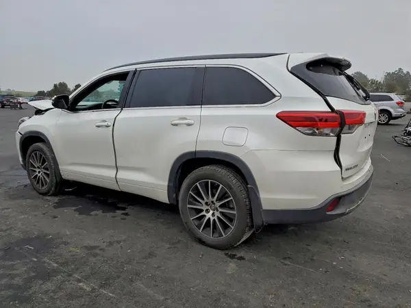 5TDJZRFH6JS825048 2018 TOYOTA HIGHLANDER - Image 2