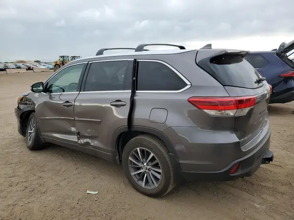 5TDJZRFH6JS828290 2018 TOYOTA HIGHLANDER - Image 2