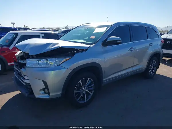5TDJZRFH6JS829567 2018 TOYOTA HIGHLANDER - Image 2
