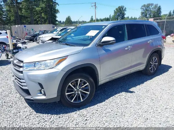 5TDJZRFH6JS832825 2018 TOYOTA HIGHLANDER - Image 2