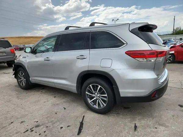 5TDJZRFH6JS832839 2018 TOYOTA HIGHLANDER - Image 2