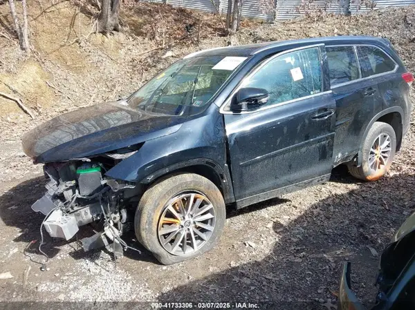 5TDJZRFH6JS837264 2018 TOYOTA HIGHLANDER - Image 2