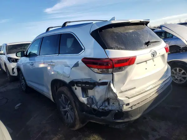 5TDJZRFH6JS841055 2018 TOYOTA HIGHLANDER - Image 2