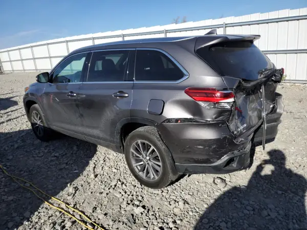 5TDJZRFH6JS843162 2018 TOYOTA HIGHLANDER - Image 2