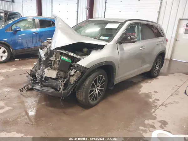 5TDJZRFH6JS843646 2018 TOYOTA HIGHLANDER - Image 2