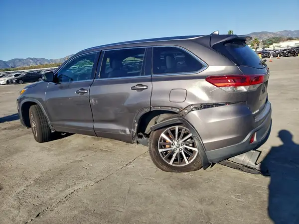5TDJZRFH6JS843887 2018 TOYOTA HIGHLANDER - Image 2