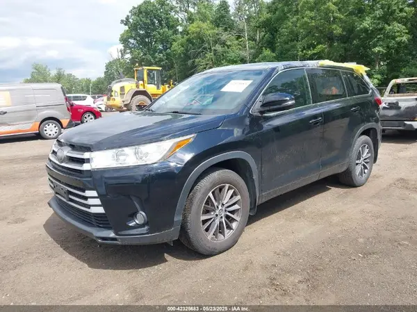 5TDJZRFH6JS844537 2018 TOYOTA HIGHLANDER - Image 2
