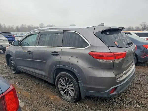 5TDJZRFH6JS845915 2018 TOYOTA HIGHLANDER - Image 2