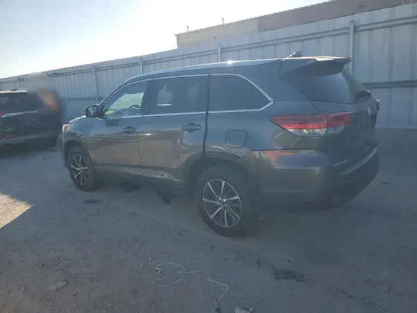 5TDJZRFH6JS854565 2018 TOYOTA HIGHLANDER - Image 2
