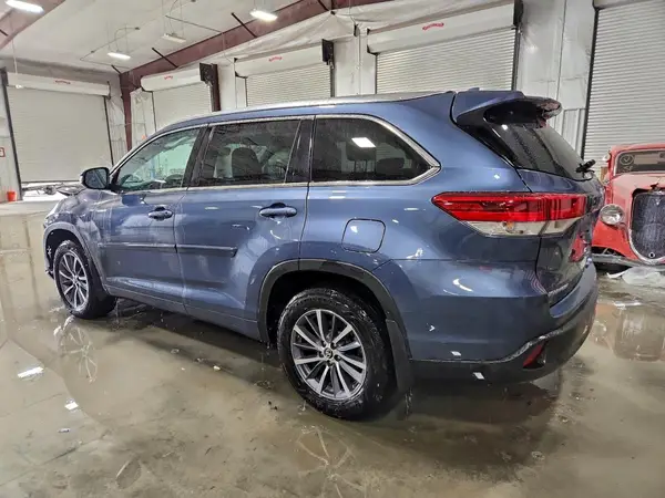 5TDJZRFH6JS859331 2018 TOYOTA HIGHLANDER - Image 2