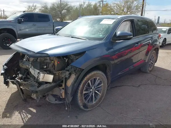 5TDJZRFH6JS865517 2018 TOYOTA HIGHLANDER - Image 2