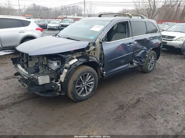 5TDJZRFH6JS870748 2018 TOYOTA HIGHLANDER - Image 2