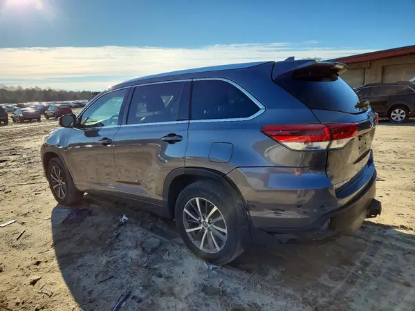 5TDJZRFH6JS873665 2018 TOYOTA HIGHLANDER - Image 2