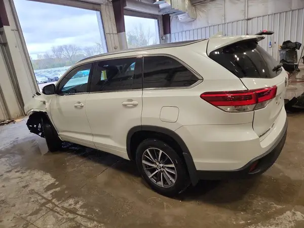 5TDJZRFH6JS875402 2018 TOYOTA HIGHLANDER - Image 2