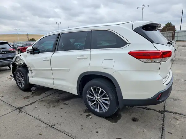 5TDJZRFH6JS875674 2018 TOYOTA HIGHLANDER - Image 2