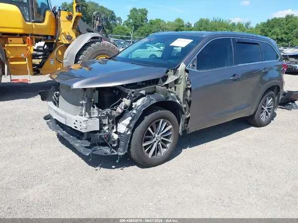 5TDJZRFH6JS875870 2018 TOYOTA HIGHLANDER - Image 2
