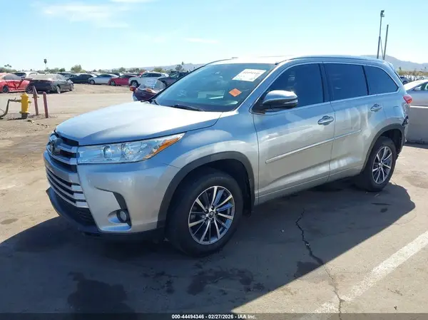 5TDJZRFH6JS876565 2018 TOYOTA HIGHLANDER - Image 2