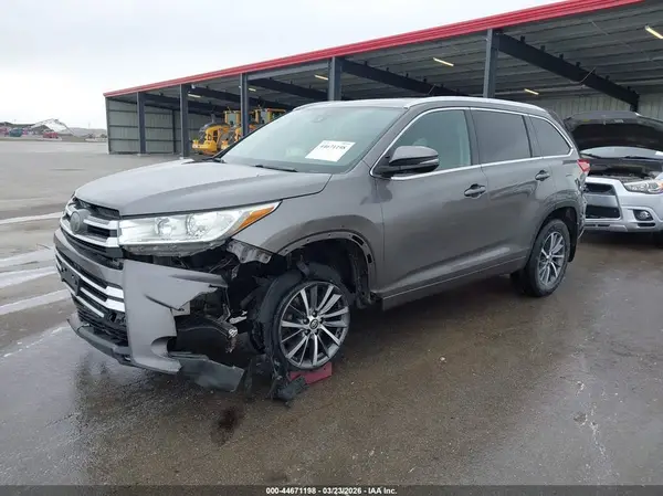 5TDJZRFH6JS876730 2018 TOYOTA HIGHLANDER - Image 2