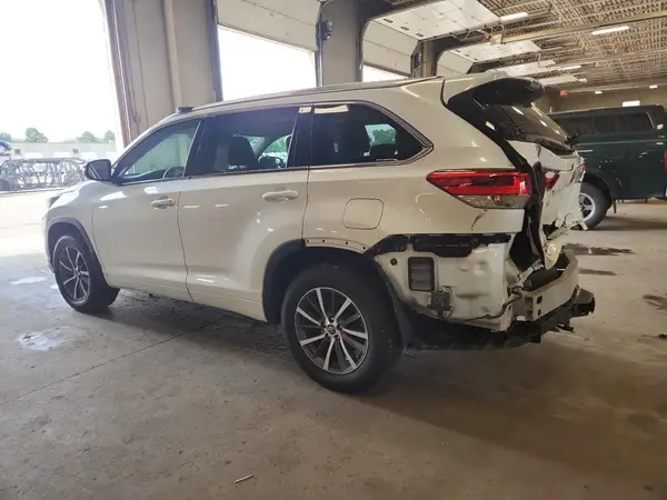 5TDJZRFH6JS877313 2018 TOYOTA HIGHLANDER - Image 2
