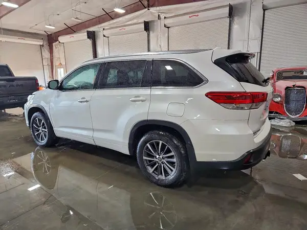 5TDJZRFH6JS880566 2018 TOYOTA HIGHLANDER - Image 2