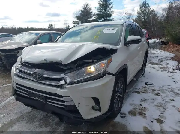 5TDJZRFH6JS880793 2018 TOYOTA HIGHLANDER - Image 2