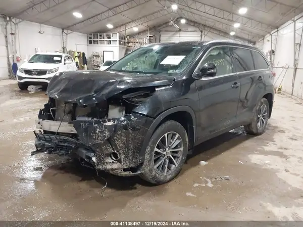 5TDJZRFH6JS909161 2018 TOYOTA HIGHLANDER - Image 2
