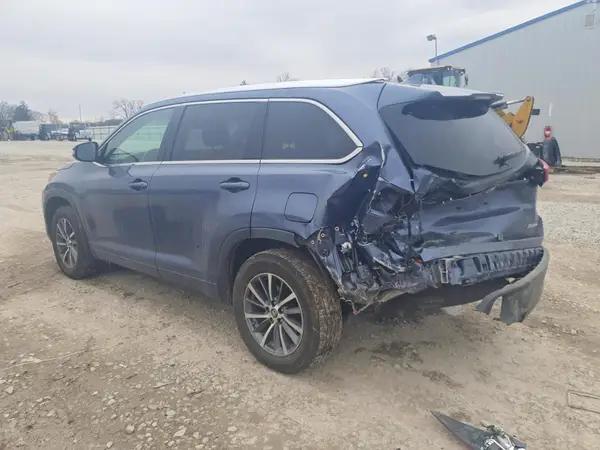 5TDJZRFH6JS909449 2018 TOYOTA HIGHLANDER - Image 2