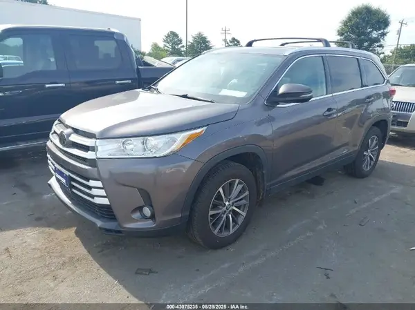 5TDJZRFH6KS578552 2019 TOYOTA HIGHLANDER - Image 2