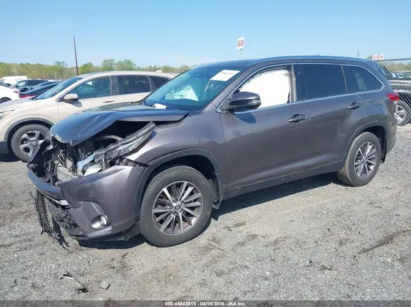 5TDJZRFH6KS579961 2019 TOYOTA HIGHLANDER - Image 2