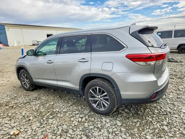 5TDJZRFH6KS588840 2019 TOYOTA HIGHLANDER - Image 2