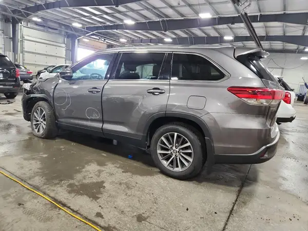 5TDJZRFH6KS598722 2019 TOYOTA HIGHLANDER - Image 2